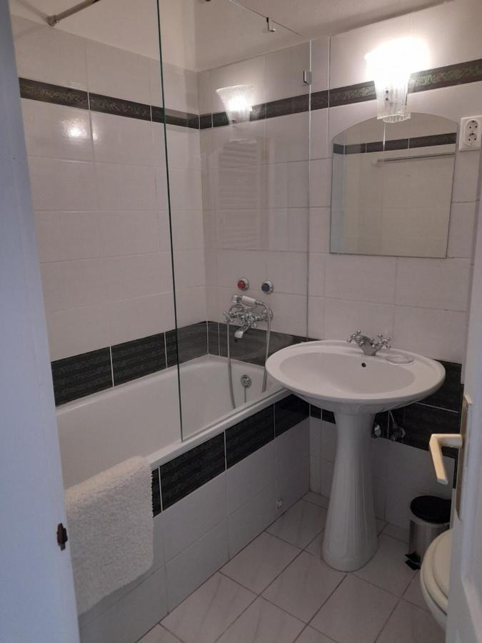 Rosenberg Kuria Bed & Breakfast Taplanszentkereszt Bagian luar foto